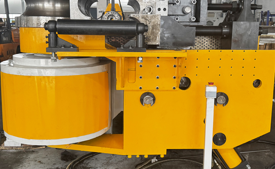 CNC L serija potpuno automatski stroj za savijanje cijevi sa servo-hidrauličkom kontrolom CNC L serija potpuno automatski stroj za savijanje cijevi sa servo-hidrauličkom kontrolom
