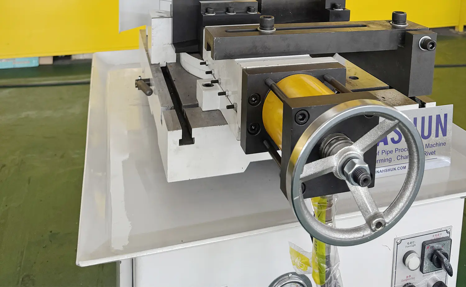 Poluautomatska hidraulična metalna kružna pila serije V