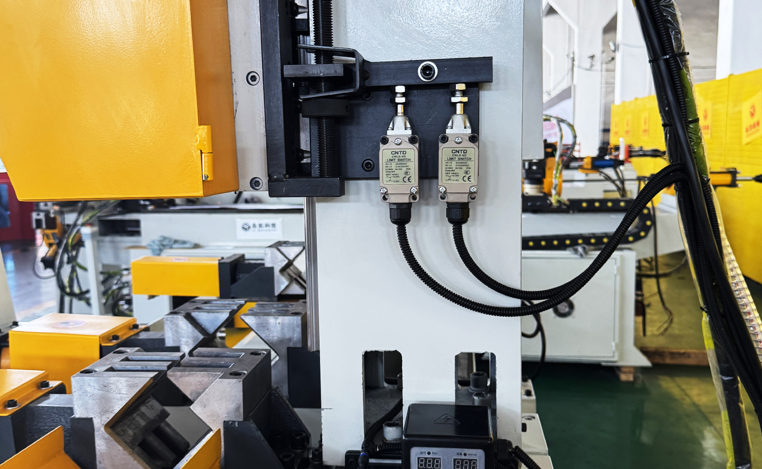 CNC serija potpuno automatskih servo strojeva za rezanje cijevi CNC serija potpuno automatskih servo strojeva za rezanje cijevi