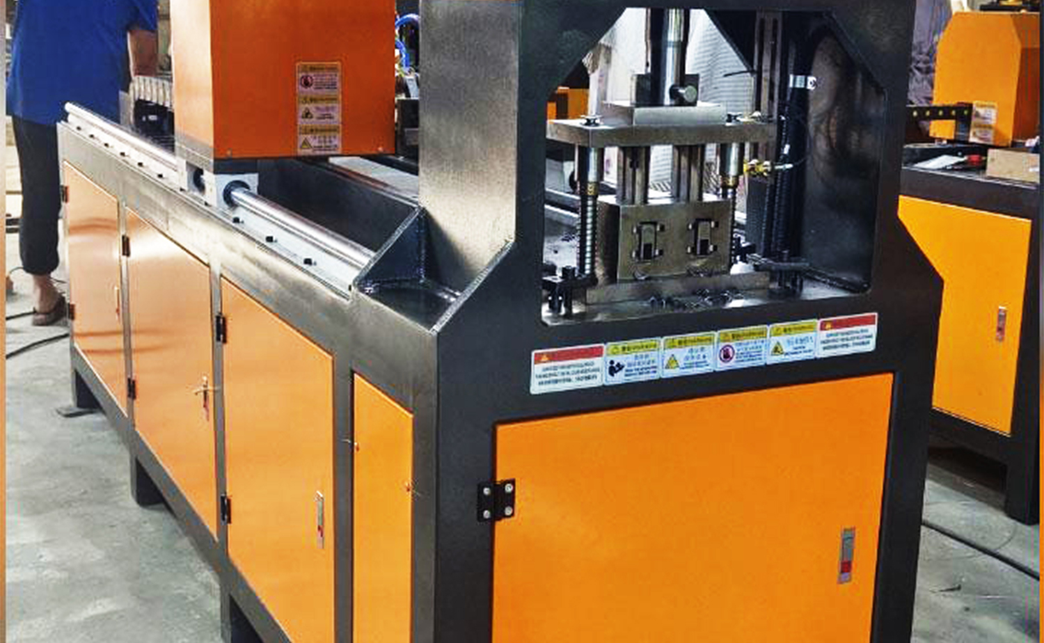CNC serija automatskih jednocilindričnih hidrauličkih strojeva za probijanje CNC serija automatskih jednocilindričnih hidrauličkih strojeva za probijanje