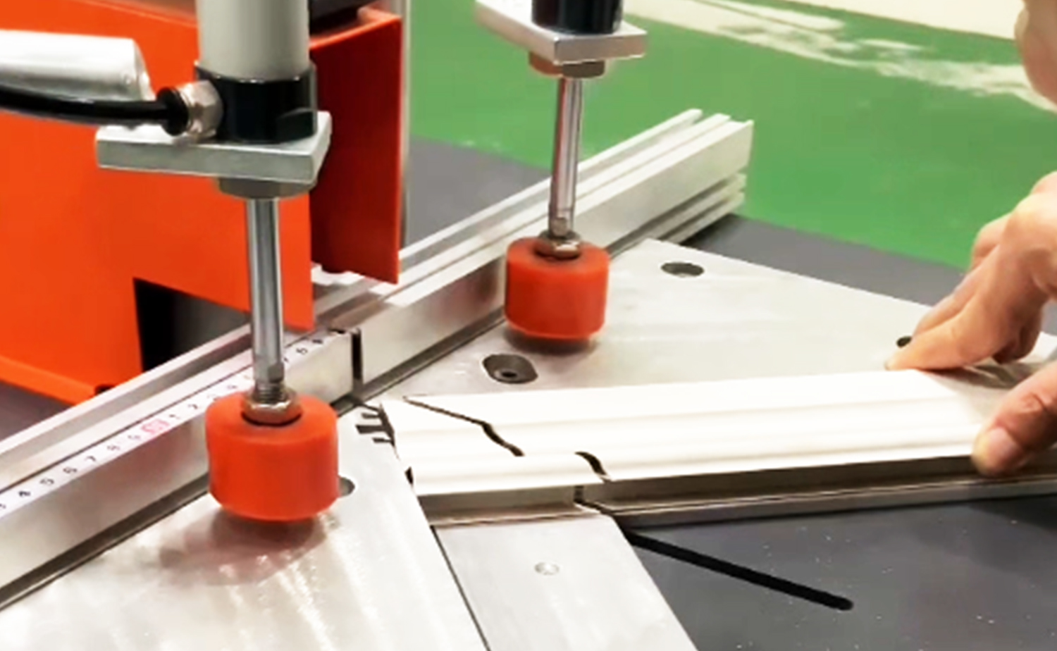 ES500 Poluautomatski stroj za rezanje aluminijskih cijevi s funkcijom rezanja pod kutom