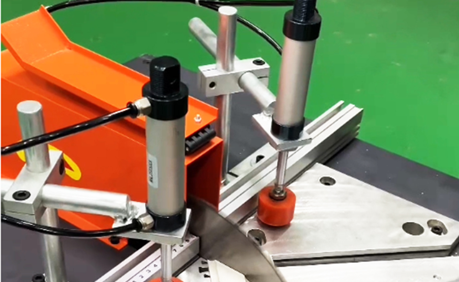ES500 Poluautomatski stroj za rezanje aluminijskih cijevi s funkcijom rezanja pod kutom