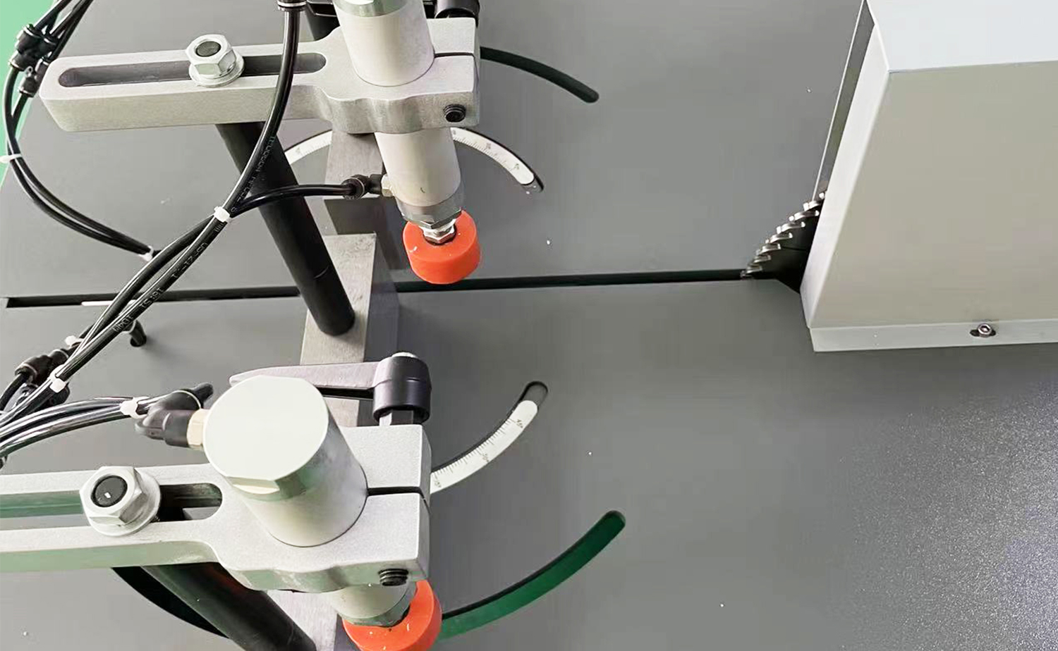 ES550 Poluautomatski stroj za rezanje aluminija za velike profile i cijevi