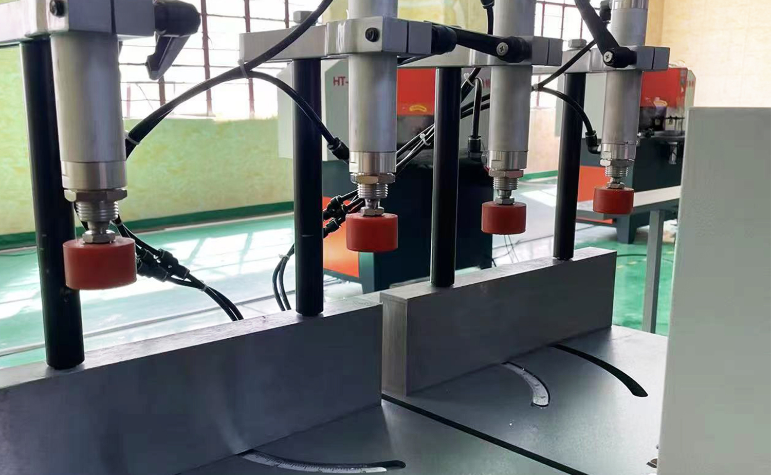ES550 Poluautomatski stroj za rezanje aluminija za velike profile i cijevi